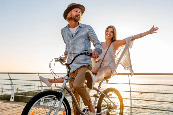 Jong Aantrekkelijk Man Vrouw Reizen Fietsen Romantisch Paar Zomervakantie Aan — Stockfoto