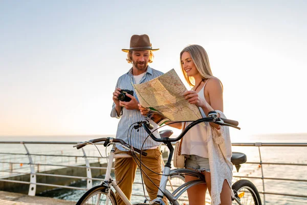 Joven Atractivo Hombre Mujer Viajando Bicicletas Sosteniendo Mapa Equipo Estilo — Foto de Stock