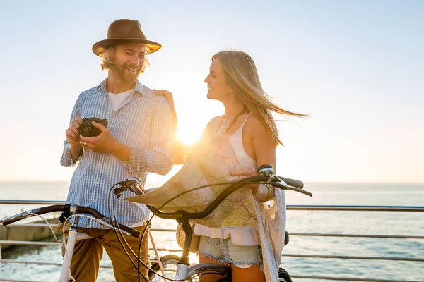 Atractiva Pareja Feliz Viajando Verano Bicicletas Hombre Mujer Con Pelo — Foto de Stock