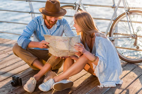 Attraktives Glückliches Lächelndes Paar Das Sommer Auf Dem Seeweg Mit — Stockfoto