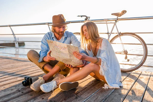 Atraente Feliz Sorrindo Casal Viajando Verão Pelo Mar Bicicletas Homem — Fotografia de Stock