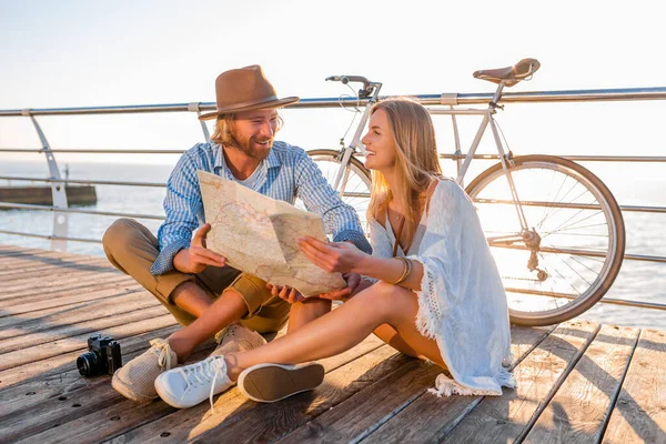 Atraente Feliz Sorrindo Casal Viajando Verão Pelo Mar Bicicletas Homem — Fotografia de Stock