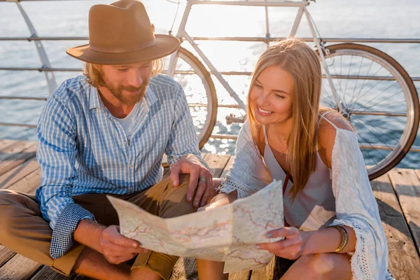 Atraente Feliz Sorrindo Casal Viajando Verão Pelo Mar Bicicletas Homem — Fotografia de Stock