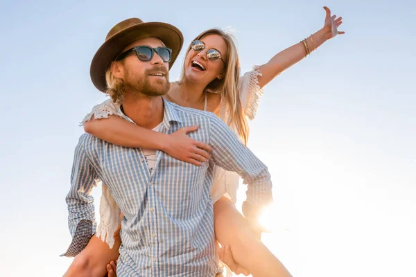 Aantrekkelijk Gelukkig Paar Lachen Reizen Zomer Door Zee Man Vrouw — Stockfoto