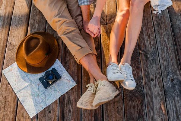 情侣们穿着运动鞋 男装和女装 时髦服装 摄影相机 鞋类时尚在夏天旅行时的上肢景观 — 图库照片