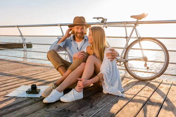 Atraente Casal Feliz Viajando Verão Pelo Mar Bicicletas Homem Mulher — Fotografia de Stock