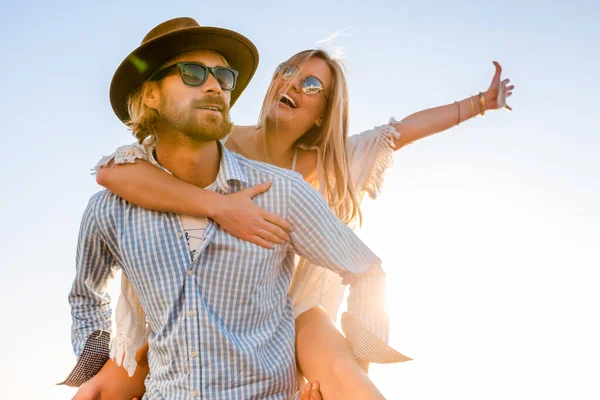 Atraente Casal Feliz Rindo Viajando Verão Pelo Mar Homem Mulher — Fotografia de Stock