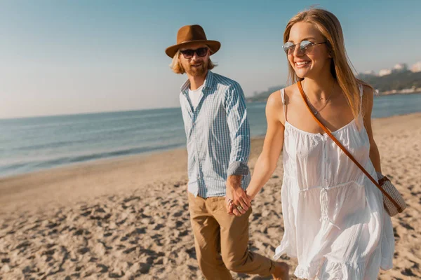 Junge Attraktive Lächelnde Glückliche Mann Mit Hut Und Blonde Frau — Stockfoto