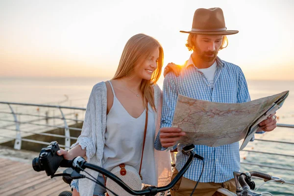 Atraente Casal Feliz Viajando Verão Bicicletas Homem Mulher Com Cabelo — Fotografia de Stock