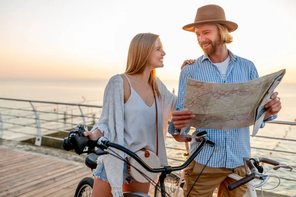 Atractiva Pareja Feliz Viajando Verano Bicicletas Hombre Mujer Con Pelo — Foto de Stock