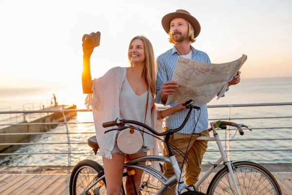 Atractiva Pareja Feliz Viajando Verano Bicicletas Hombre Mujer Con Pelo — Foto de Stock