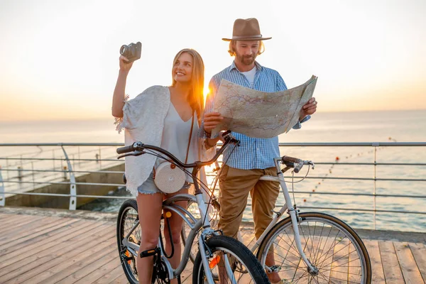 Atraente Casal Feliz Viajando Verão Bicicletas Homem Mulher Com Cabelo — Fotografia de Stock