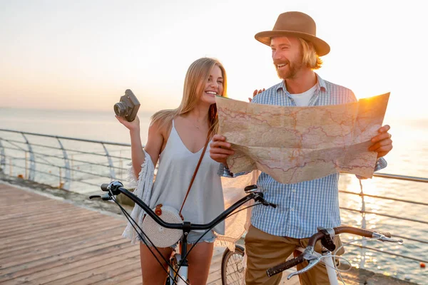 Atraente Casal Feliz Viajando Verão Bicicletas Homem Mulher Com Cabelo — Fotografia de Stock