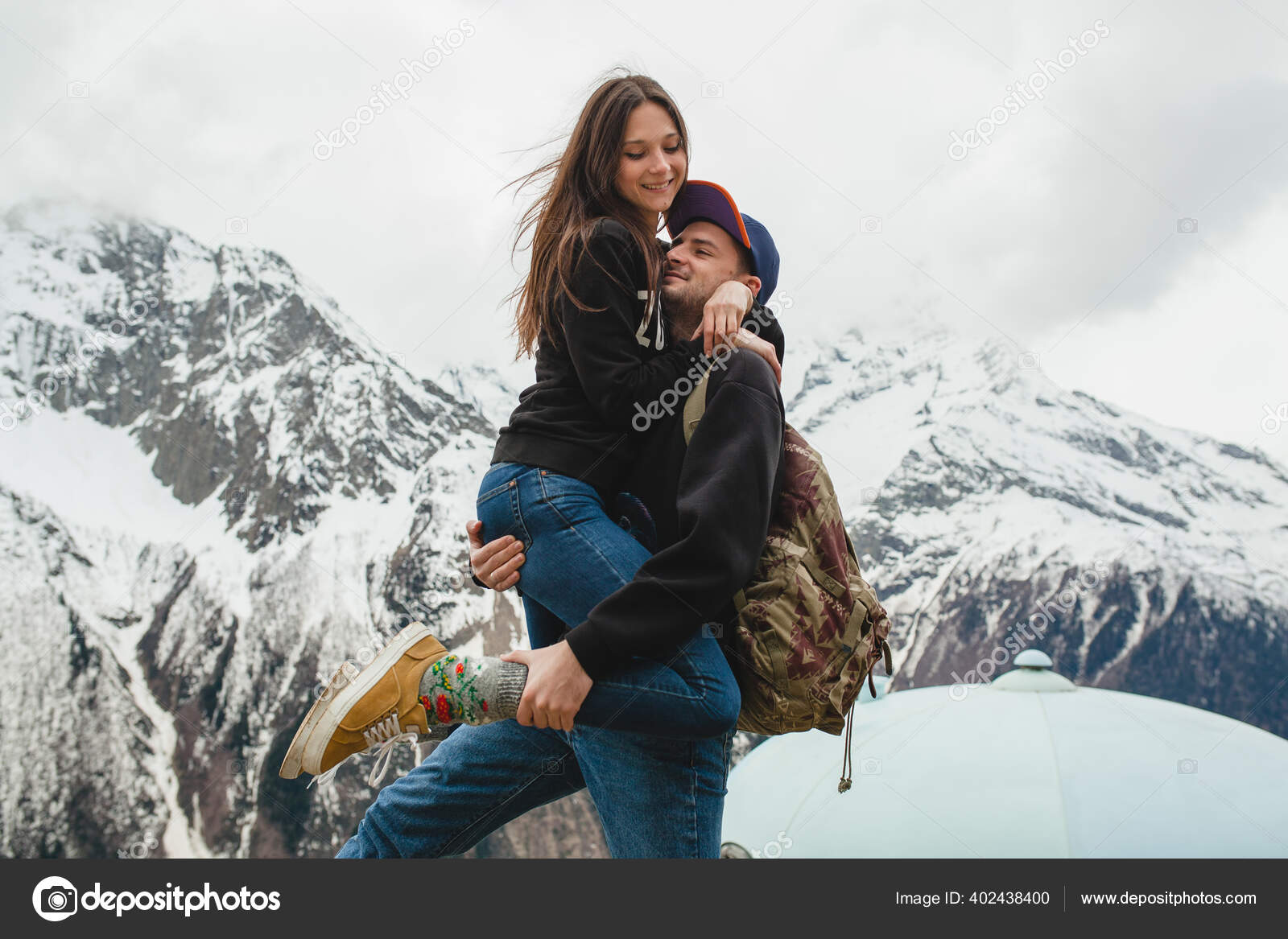 Jeune Couple Hipster Amoureux Marchant Dans Les Montagnes Tenue Swag Photo de stock par marymandarinka 402438400
