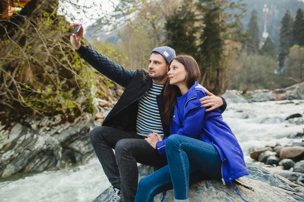 Jovem Hipster Belo Casal Apaixonado Segurando Smartphone Tirar Fotos Sentado — Fotografia de Stock