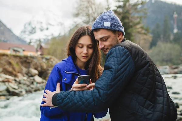 Mladý Hipster Krásný Pár Lásce Držení Smartphone Fotografování Řeky Zimním — Stock fotografie