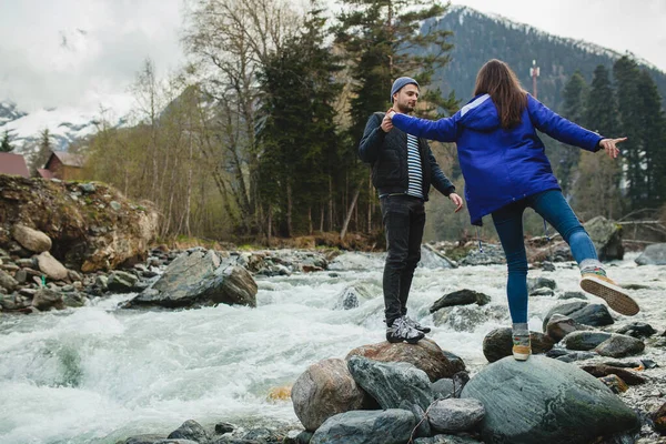 Jovem Hipster Belo Casal Apaixonado Andando Sobre Uma Pedra Rio — Fotografia de Stock