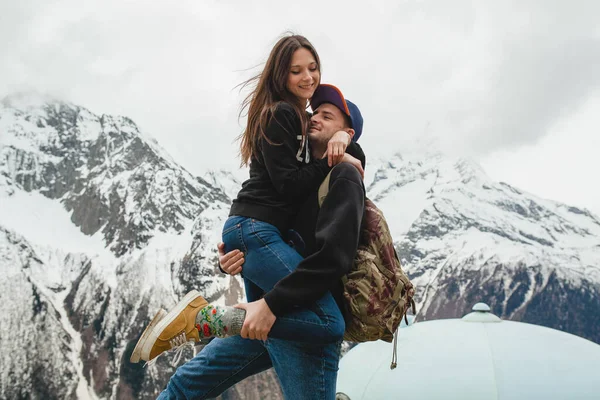 Junges Verliebtes Hipsterpaar Beim Wandern Den Bergen Swag Outfit Winterurlaub — Stockfoto