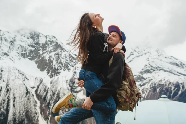 Giovane Coppia Hipster Innamorati Passeggiando Montagna Vestito Alla Moda Vacanza — Foto Stock