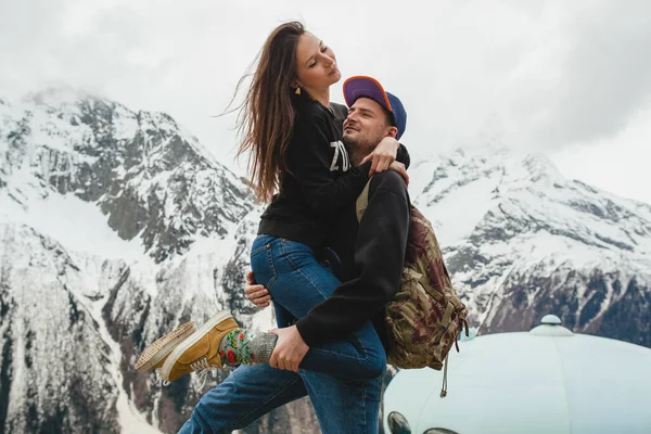 Junges Verliebtes Hipsterpaar Beim Wandern Den Bergen Swag Outfit Winterurlaub — Stockfoto