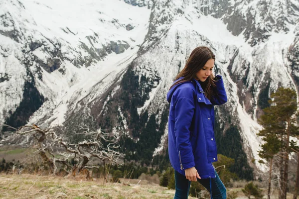 Молодая Женщина Хипстер Ходить Горах Роскошный Наряд Зимние Каникулы Модный — стоковое фото
