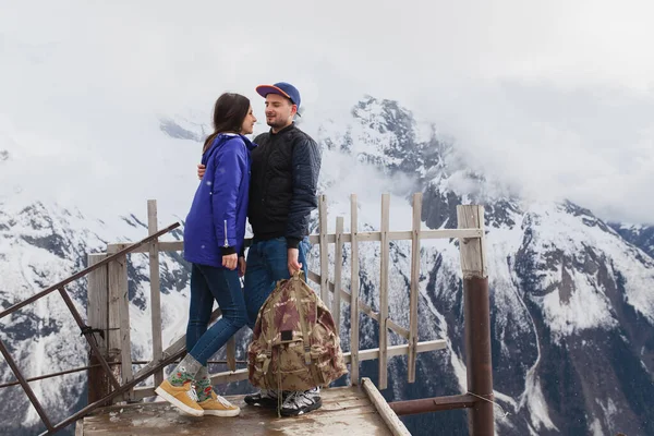 Jovem Hipster Casal Bonito Amor Andando Nas Montanhas Roupa Swag — Fotografia de Stock