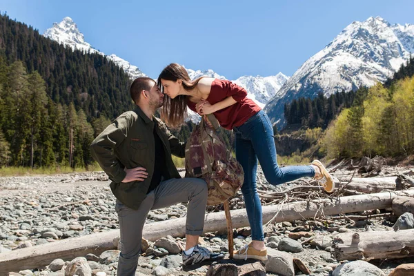 Jovem Hipster Belo Casal Caminhadas Rio Floresta Jeans Sapatilhas Sorrindo — Fotografia de Stock