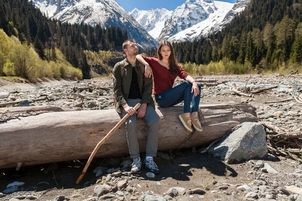 年轻漂亮的嬉皮士夫妇 穿着森林 牛仔裤 运动鞋 旅行着 浪漫的假期 山地背景 在河边远足 — 图库照片