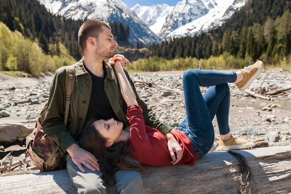 年轻漂亮的嬉皮士夫妇穿着森林 牛仔裤 运动鞋 浪漫假期 山地背景 — 图库照片