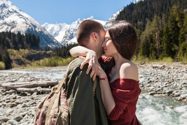 年轻漂亮的嬉皮士夫妇穿着森林 牛仔裤 运动鞋 浪漫假期 山地背景 亲吻在河里远足 — 图库照片