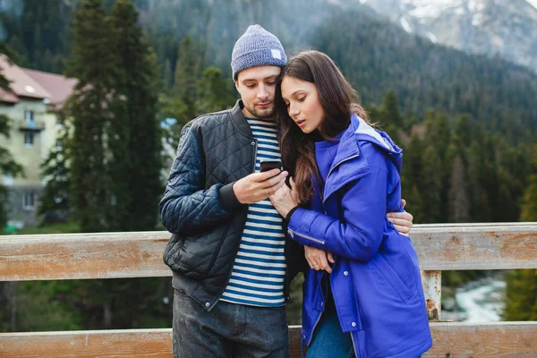 Jovem Casal Hipster Apaixonado Férias Inverno Nas Montanhas Roupas Quentes — Fotografia de Stock