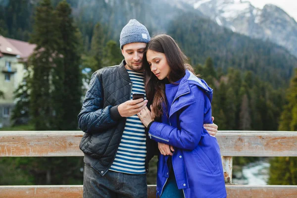 Jovem Casal Hipster Apaixonado Férias Inverno Nas Montanhas Roupas Quentes — Fotografia de Stock