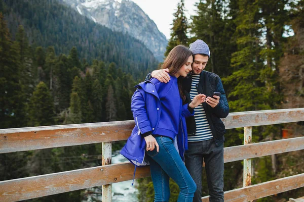 Jovem Casal Hipster Apaixonado Férias Inverno Nas Montanhas Roupas Quentes — Fotografia de Stock