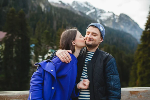 Jovem Casal Hipster Apaixonado Férias Inverno Nas Montanhas Abraçando Beijando — Fotografia de Stock