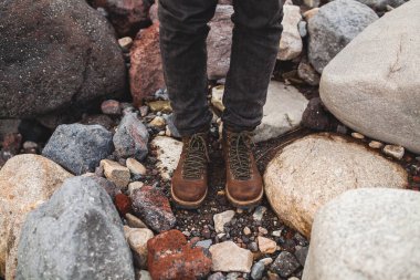 Genç hippi, vahşi doğada yürüyüş, kış tatili, seyahat, sıcak ayakkabılar, botlar, ayaklar, bacaklar, aktif spor.