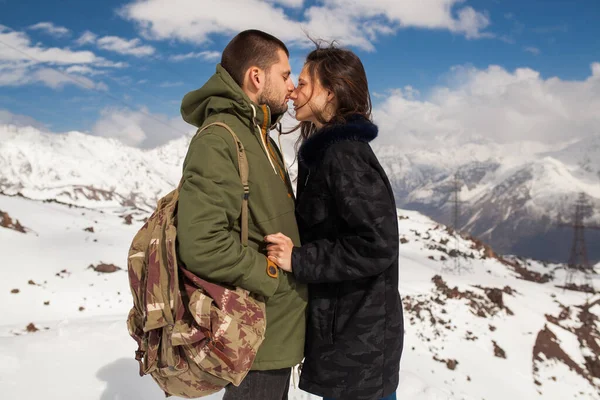 年轻漂亮的嬉皮士夫妇登山 寒假旅行 恋爱中的女人 暖和的衣服 Anorak — 图库照片