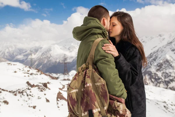 年轻漂亮的嬉皮士夫妇登山 寒假旅行 恋爱中的女人 暖和的衣服 Anorak — 图库照片