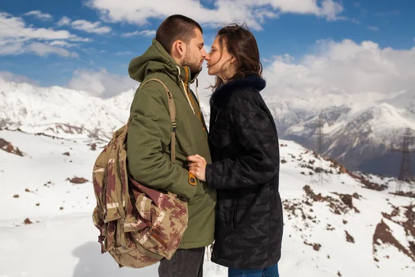 Jovem Casal Hipster Bonito Caminhadas Nas Montanhas Férias Inverno Viajando — Fotografia de Stock