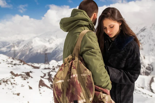 年轻漂亮的嬉皮士夫妇登山 寒假旅行 恋爱中的女人 暖和的衣服 Anorak — 图库照片