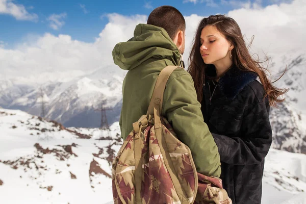 年轻漂亮的嬉皮士夫妇登山 寒假旅行 恋爱中的女人 暖和的衣服 Anorak — 图库照片