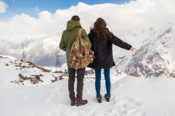 Jovem Casal Hipster Bonito Caminhadas Nas Montanhas Férias Inverno Viajando — Fotografia de Stock