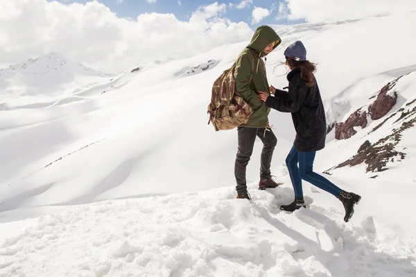 年轻漂亮的嬉皮士夫妇登山 寒假旅行 恋爱中的女人 暖和的衣服 Anorak 牛仔裤 — 图库照片