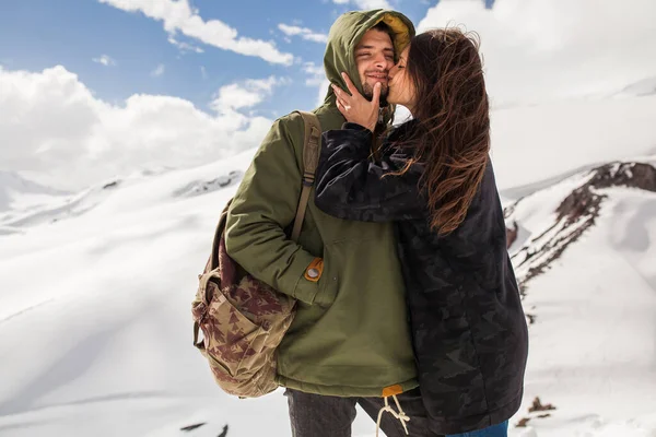 年轻漂亮的嬉皮士夫妇登山 寒假旅行 恋爱中的男人 浪漫的女人 保暖的衣服 Anorak 牛仔裤 — 图库照片