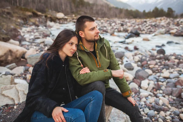 Jovem Casal Hipster Bonito Amor Sentado Junto Rio Natureza Selvagem — Fotografia de Stock