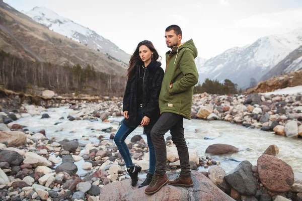 Jovem Casal Hipster Bonito Amor Andando Pelo Rio Natureza Selvagem — Fotografia de Stock