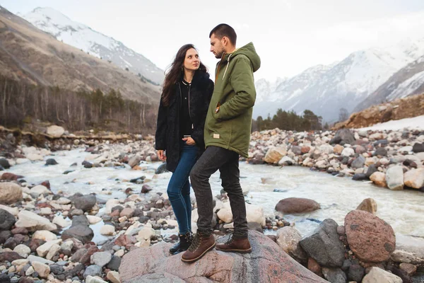 Jovem Casal Hipster Bonito Amor Andando Pelo Rio Natureza Selvagem — Fotografia de Stock