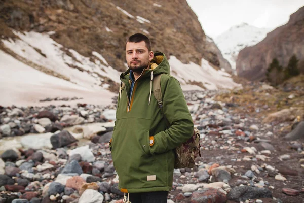 Mladý Hipster Muž Turistika Řeky Divoká Příroda Zimní Dovolená Cestování — Stock fotografie