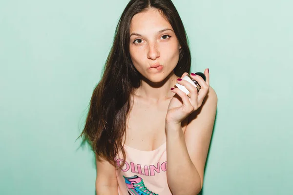 Cool Ung Vacker Hipster Kvinna Poserar Mot Blå Vägg Denim — Stockfoto