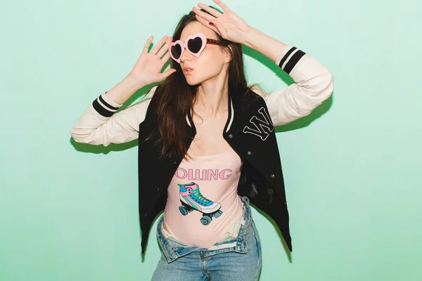 Joven Hipster Hermosa Mujer Estilo Swag Moderno Chaqueta Gafas Sol — Foto de Stock