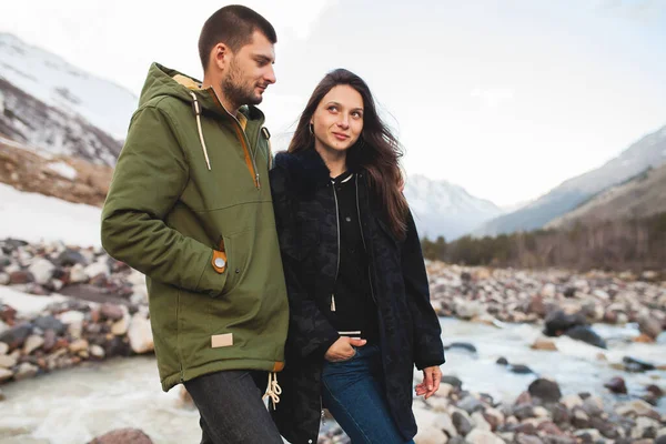 Jovem Casal Hipster Bonito Amor Andando Pelo Rio Natureza Selvagem — Fotografia de Stock